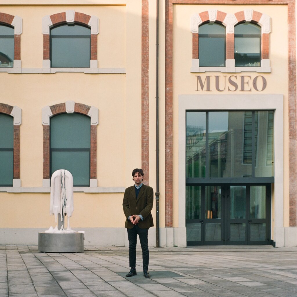 Theodorico Napolitano, l’artista che sfida il tempo con marmo e acciaio