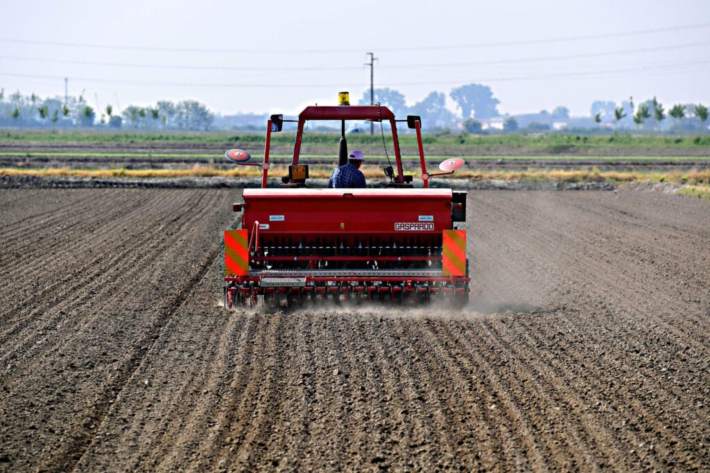 Guerra, il rischio nascosto: senza passaggio nello stretto di Hormuz si fermano anche i fertilizzanti