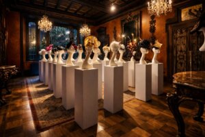 The Queen’s Hat: la mostra che celebra l’arte del cappello contemporaneo a Milano