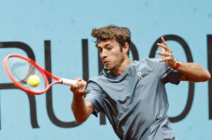 Cobolli conquista i quarti a Madrid Che battaglia con Medvedev