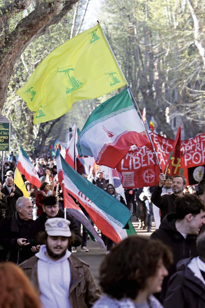 Quelli che tifano ayatollah: bandiere Hezbollah in piazza e la rete filo Iran tra Roma e Milano