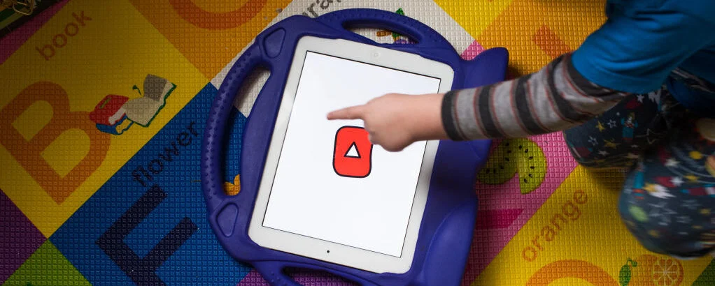 YouTube e il lato oscuro (pericoloso per i bambini) dei cartoni animati generati dall’intelligenza artificiale