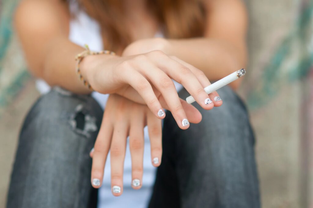 Il Regno Unito vieta il fumo ai nati dal 2009: stop a vita alle sigarette, cosa cambia davvero