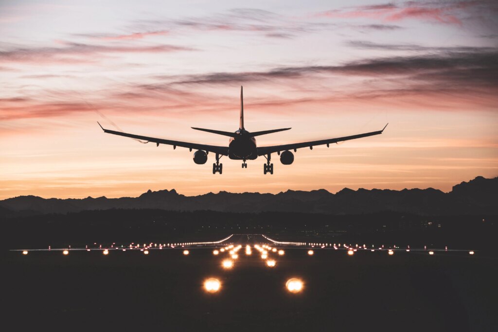 La guerra in Iran cambia le dinamiche di viaggio: le tratte a lunga distanza diventano “quasi” low cost. E andare in Asia costa meno che volare in Europa