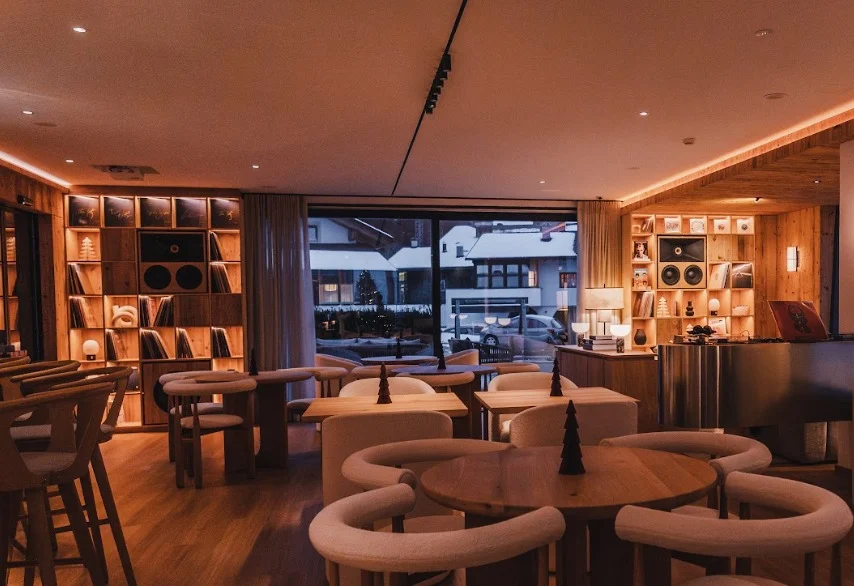Cocktail ispirati alle frequenze sonore: il listening bar hi-fi alpino dove la musica si «beve»