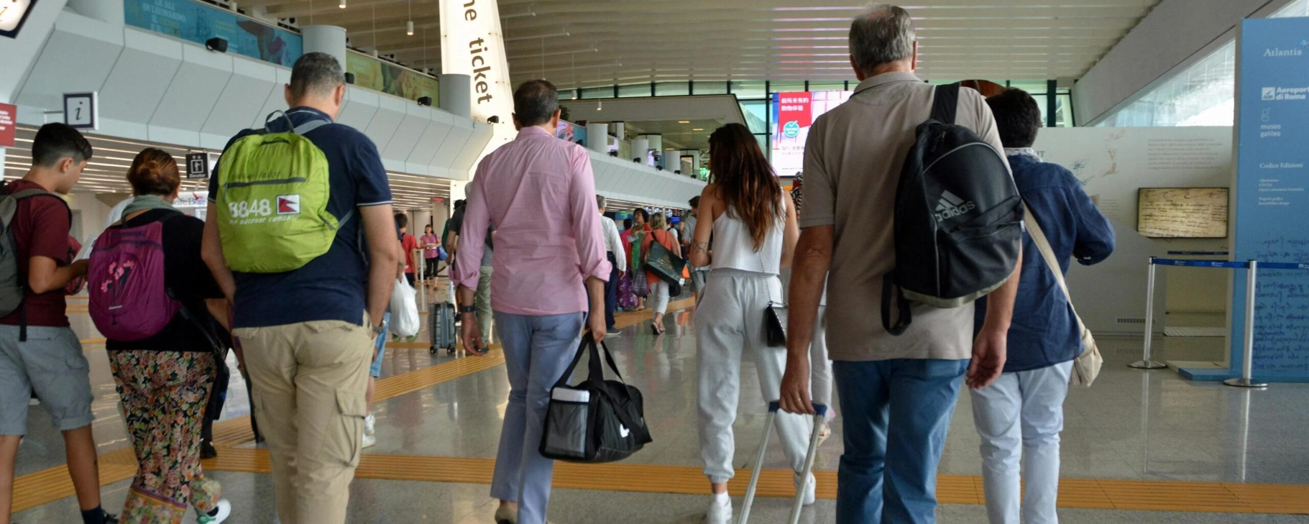 Voli, il trucco degli extra: il carburante è alle stelle e il salasso arriva sui passeggeri, nascosto