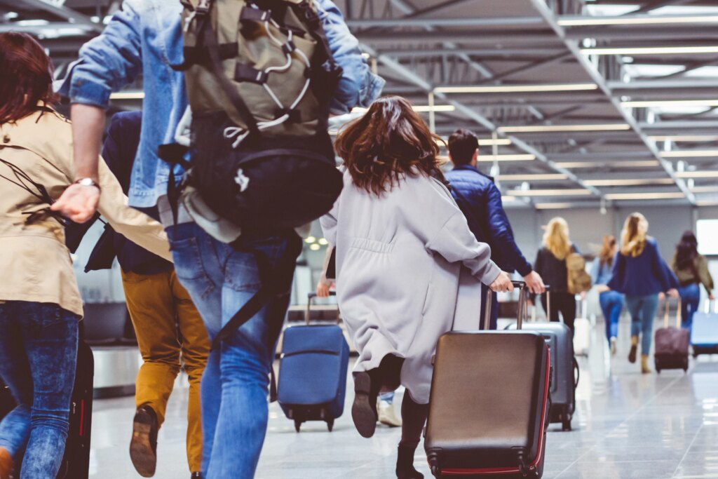 Aeroporti, fare la fila divide i viaggiatori: cosa non sopportano davvero gli italiani