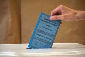 Elezioni amministrative: Centrodestra avanti a Venezia e Reggio Calabria, De Luca trionfa a Salerno