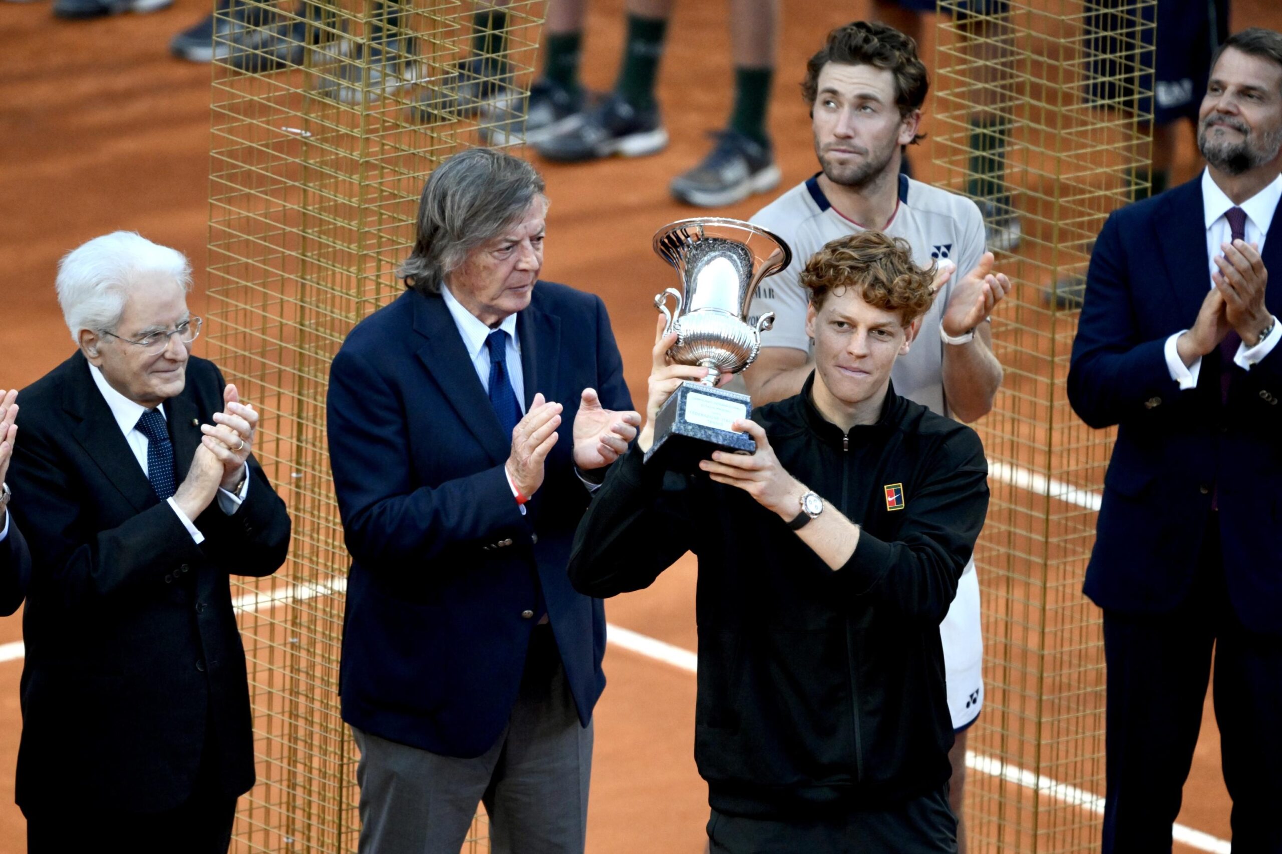 Jannik Sinner è il nuovo re di Roma Trionfa 50 anni dopo Panatta
