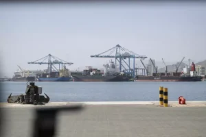 Iran sull’orlo della frattura interna: scontro tra governo e Guardie Rivoluzionarie sugli attacchi agli Emirati