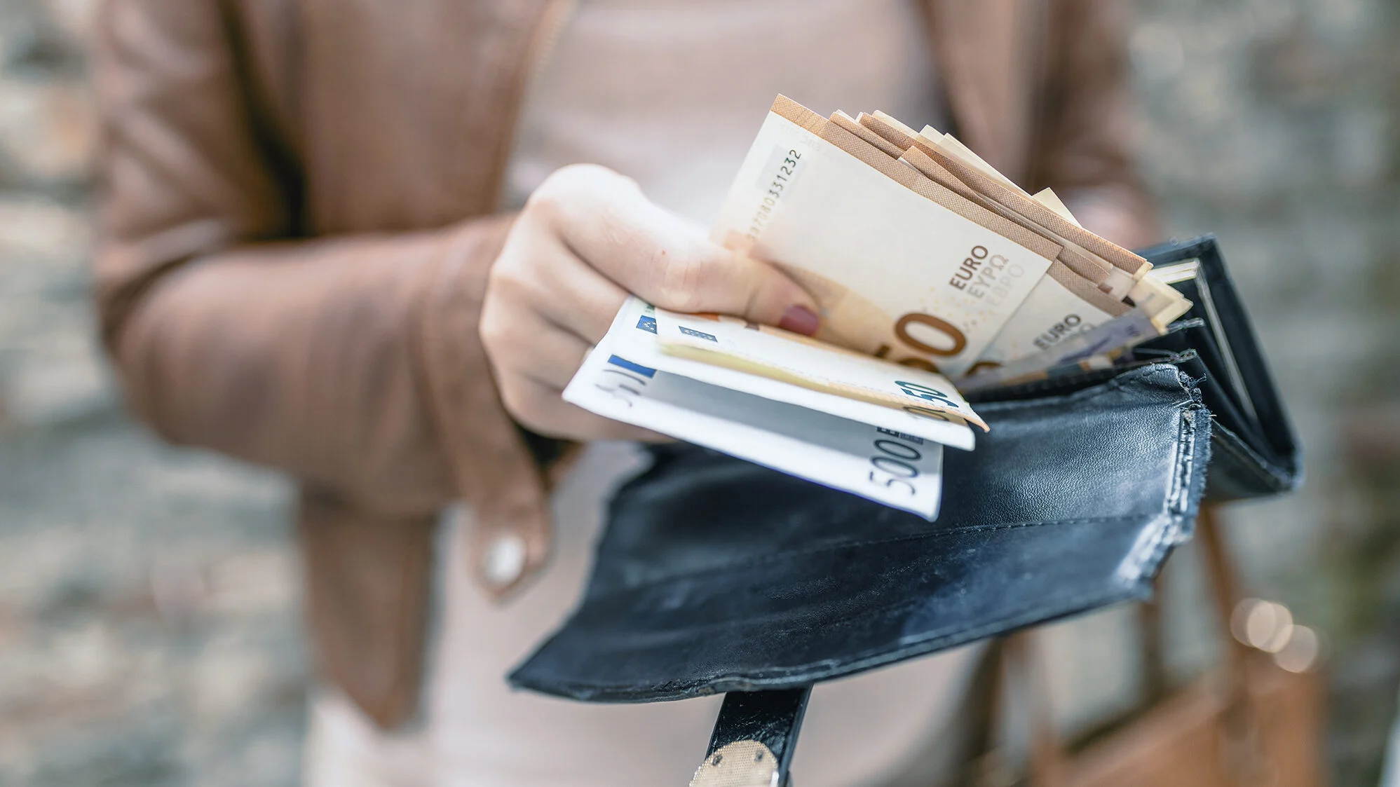 Bonus over 65, dalle tasse sanitarie al Canone Rai: tutte le spese che si possono tagliare facendo domanda
