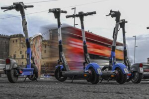 Monopattini: targa e assicurazione. Cosa cambia dal 16 maggio e cosa fare per mettersi in regola
