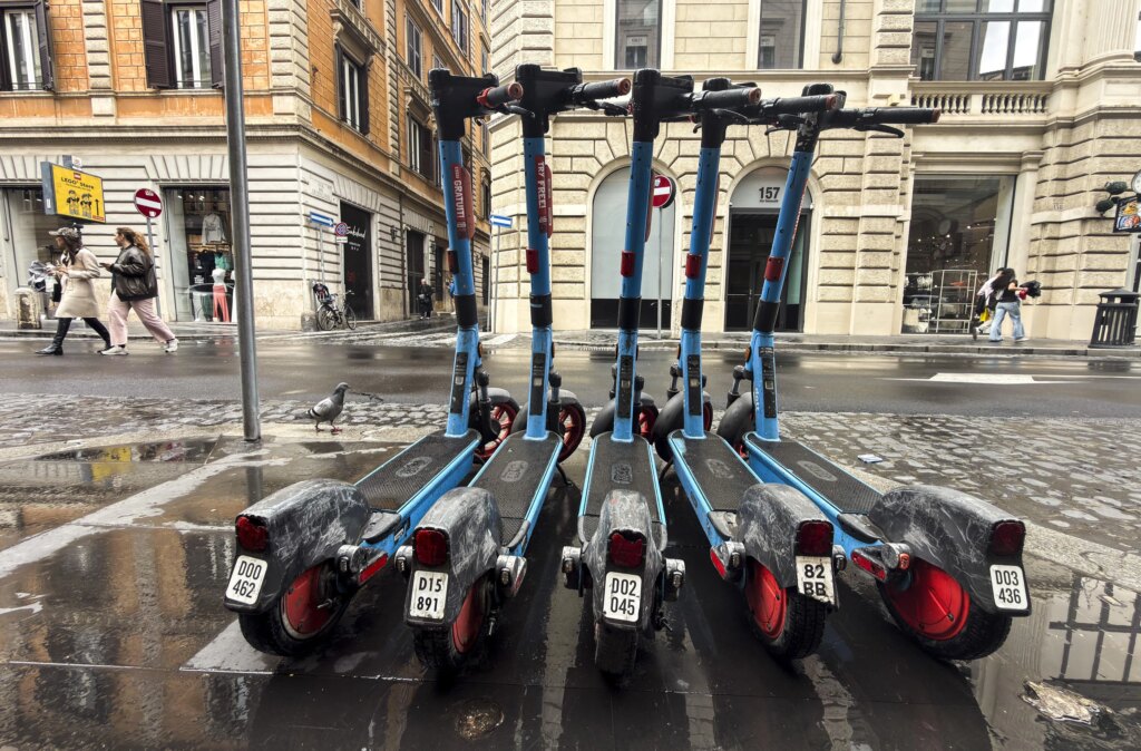 Al via la stretta sui monopattini elettrici: targa, casco e da luglio obbligo di assicurazione