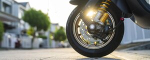 Bonus furgoni e moto (elettrici o ibridi), via agli incentivi: requisiti e come ottenere gli sconti