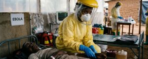 Ebola, cosa sta succedendo davvero: sintomi, contagio, vaccini e il rischio reale per l’Italia