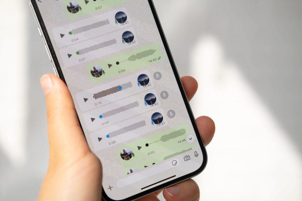 Dalle chat di scuola ai vocali infiniti: dieci regole d’oro per gestire WhatsApp in modo sano