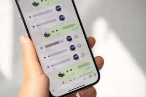 Dalle chat di scuola ai vocali infiniti: dieci regole d’oro per gestire WhatsApp in modo sano