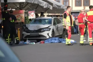 Lipsia, auto sulla folla in pieno centro: due morti e decine di feriti, arrestato il conducente