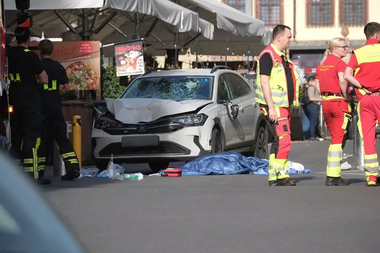 Lipsia, auto sulla folla in pieno centro: due morti e decine di feriti, arrestato il conducente