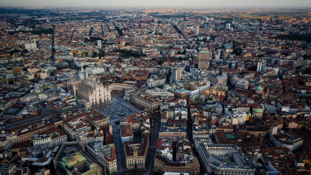 Milano cambia volto dalle sue botteghe: la nuova guida che racconta i negozi che ridisegnano la città