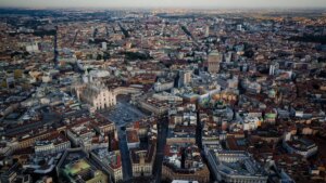 Milano cambia volto dalle sue botteghe: la nuova guida che racconta i negozi che ridisegnano la città