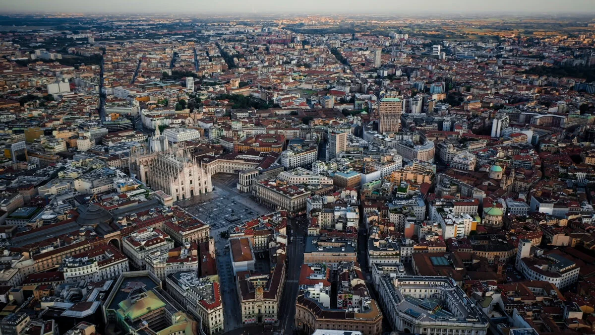 Milano cambia volto dalle sue botteghe: la nuova guida che racconta i negozi che ridisegnano la città