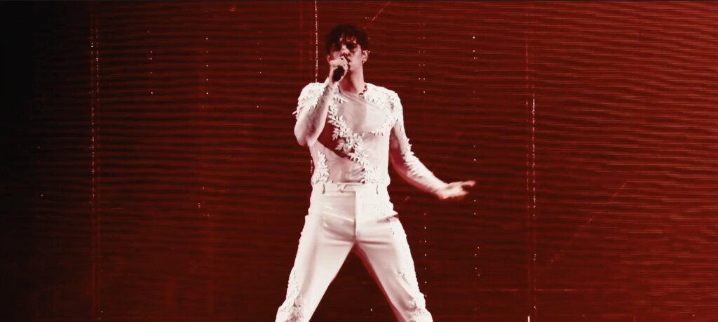 Achille Lauro lights up the sixty thousand at the Olimpico