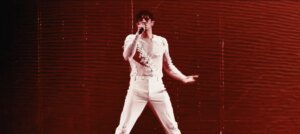 Achille Lauro lights up the sixty thousand at the Olimpico