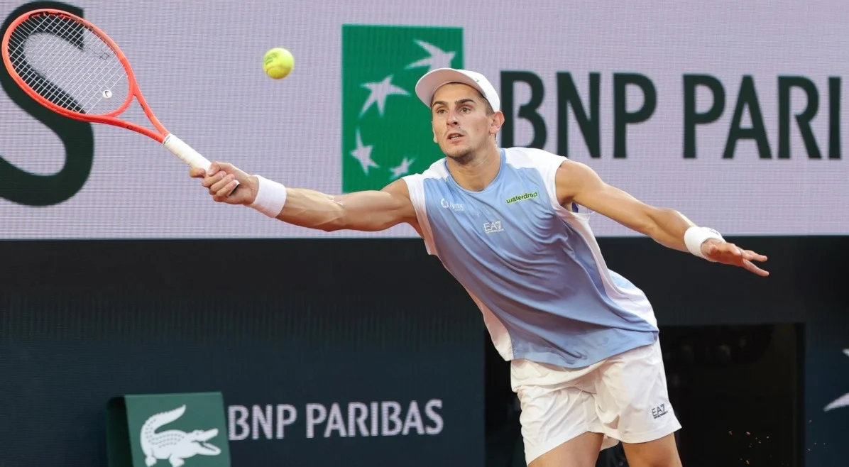 Arnaldi, vittoria eroica e quarti al Roland Garros. L’Italia del tennis non è solo Sinner