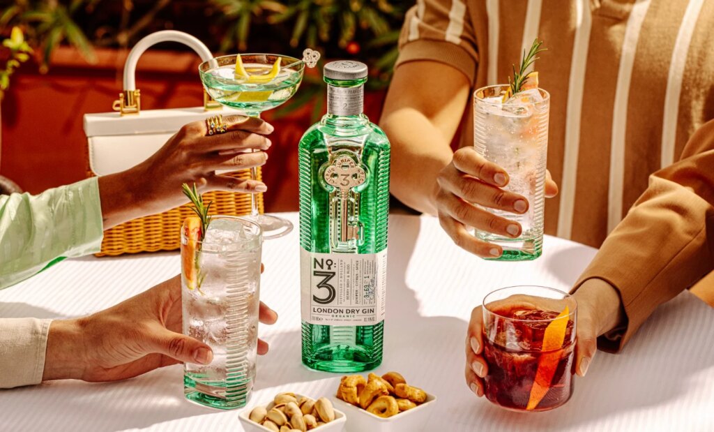 Gin, la curiosa storia della giornata mondiale dedicata a uno dei distillati più amati al mondo