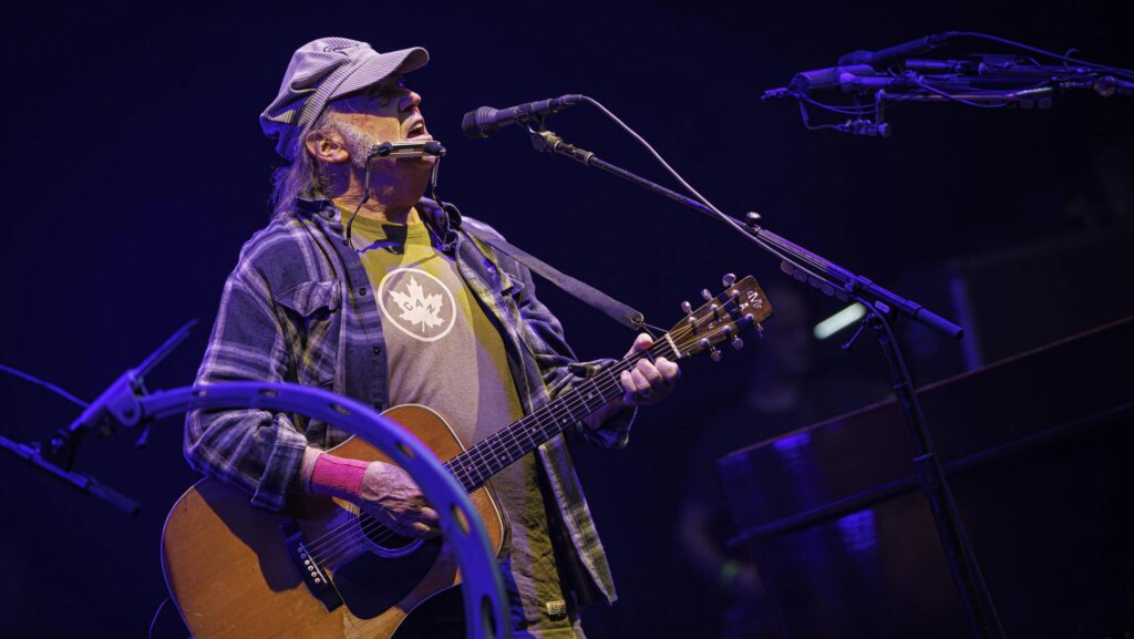 Neil Young sfida il tempo: As Time Explodes celebra il presente senza nostalgia