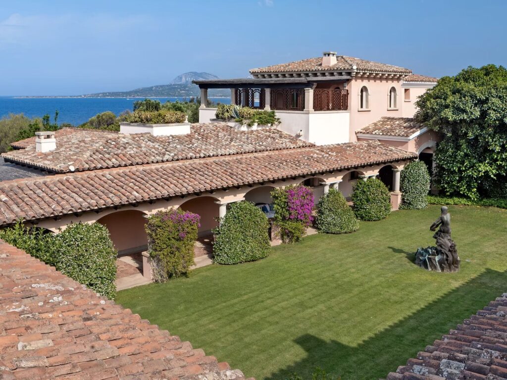 Le foto mai viste di Villa Certosa. La casa di Berlusconi è in vendita per 500 milioni di euro