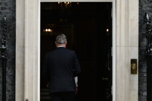 Starmer, fine corsa a Downing Street: ora il Regno Unito si affida ad Andy Burnham
