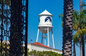 La dittatura dello schermo unico: scenari e rischi della fusione Paramount – Warner (111 miliardi)