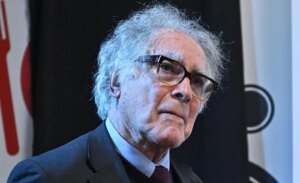 Chi era Carlo Ginzburg e perché ha cambiato il modo di raccontare la storia: i libri e l’eredità culturale dello storico italiano