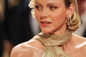 Charlène di Monaco incanta al Ballo della Croce Rossa con un look ispirato a Grace Kelly