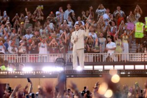 Bad Bunny, interrotto il concerto a Milano: pioggia e grandine sugli spettatori