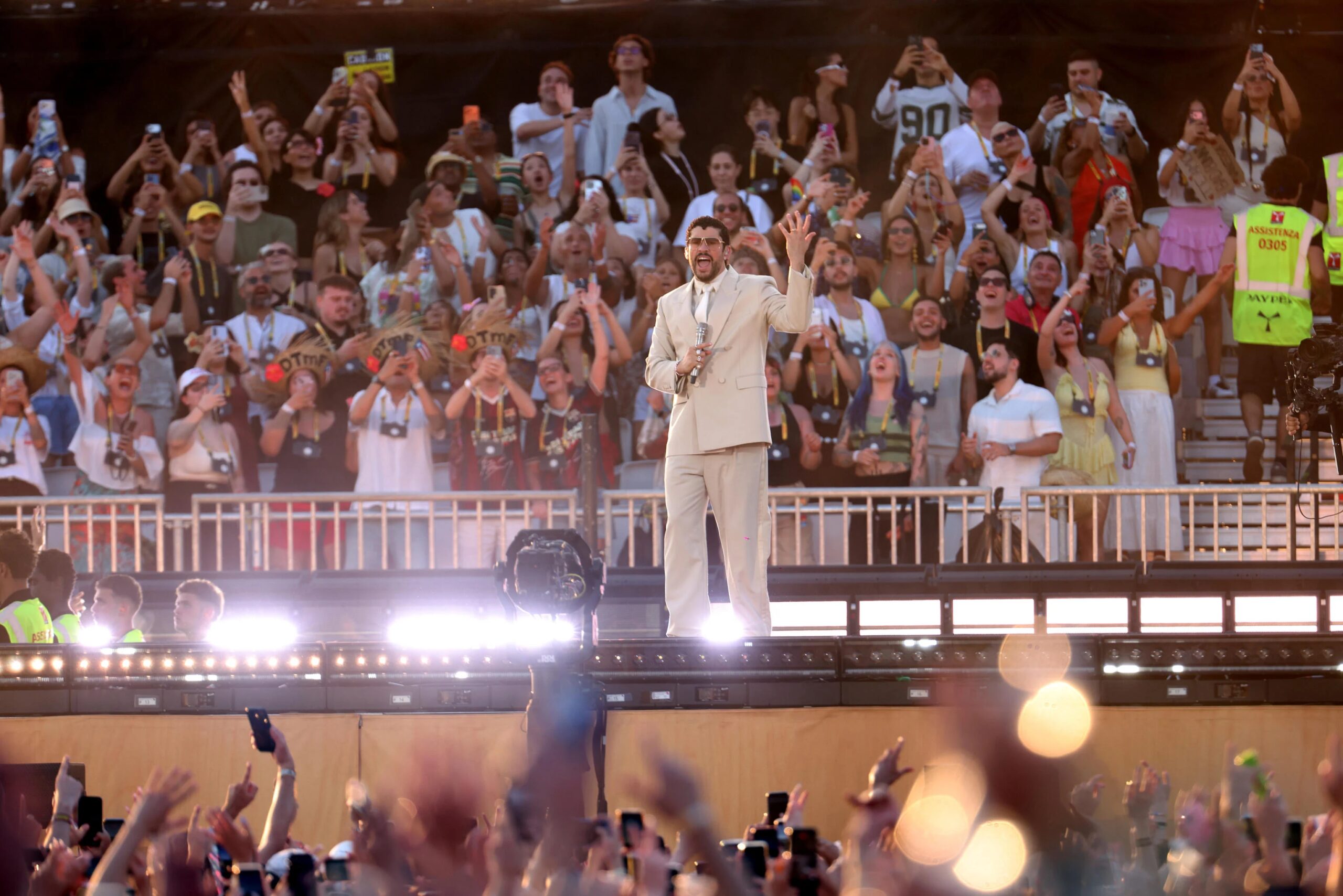 Bad Bunny, interrotto il concerto a Milano: pioggia e grandine sugli spettatori