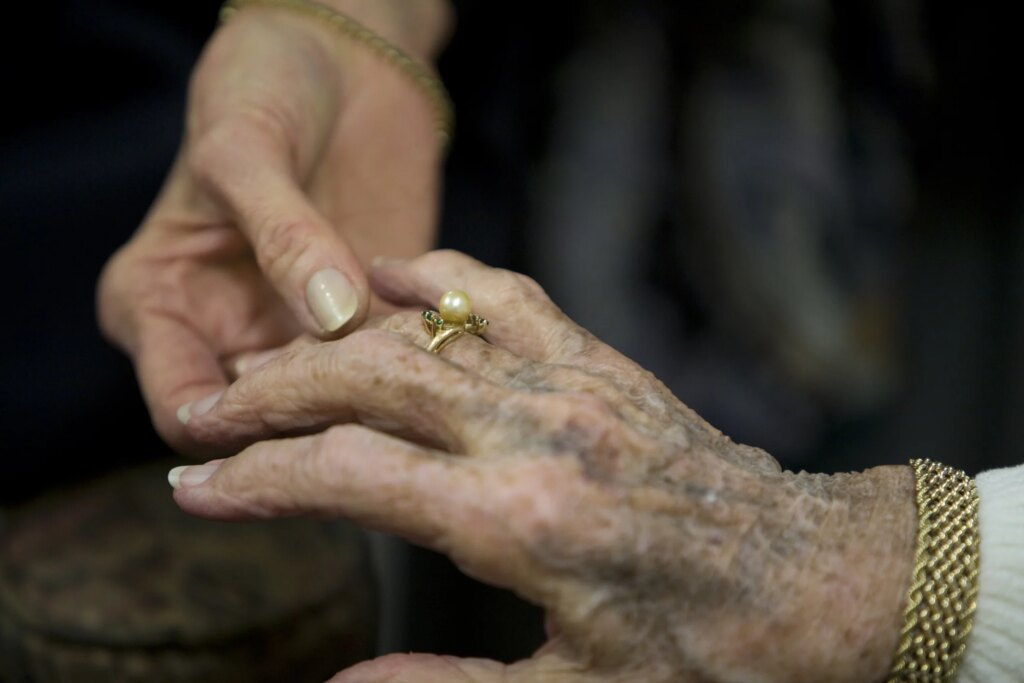 L’oro della nonna vale una fortuna: il patrimonio nascosto nelle case degli italiani