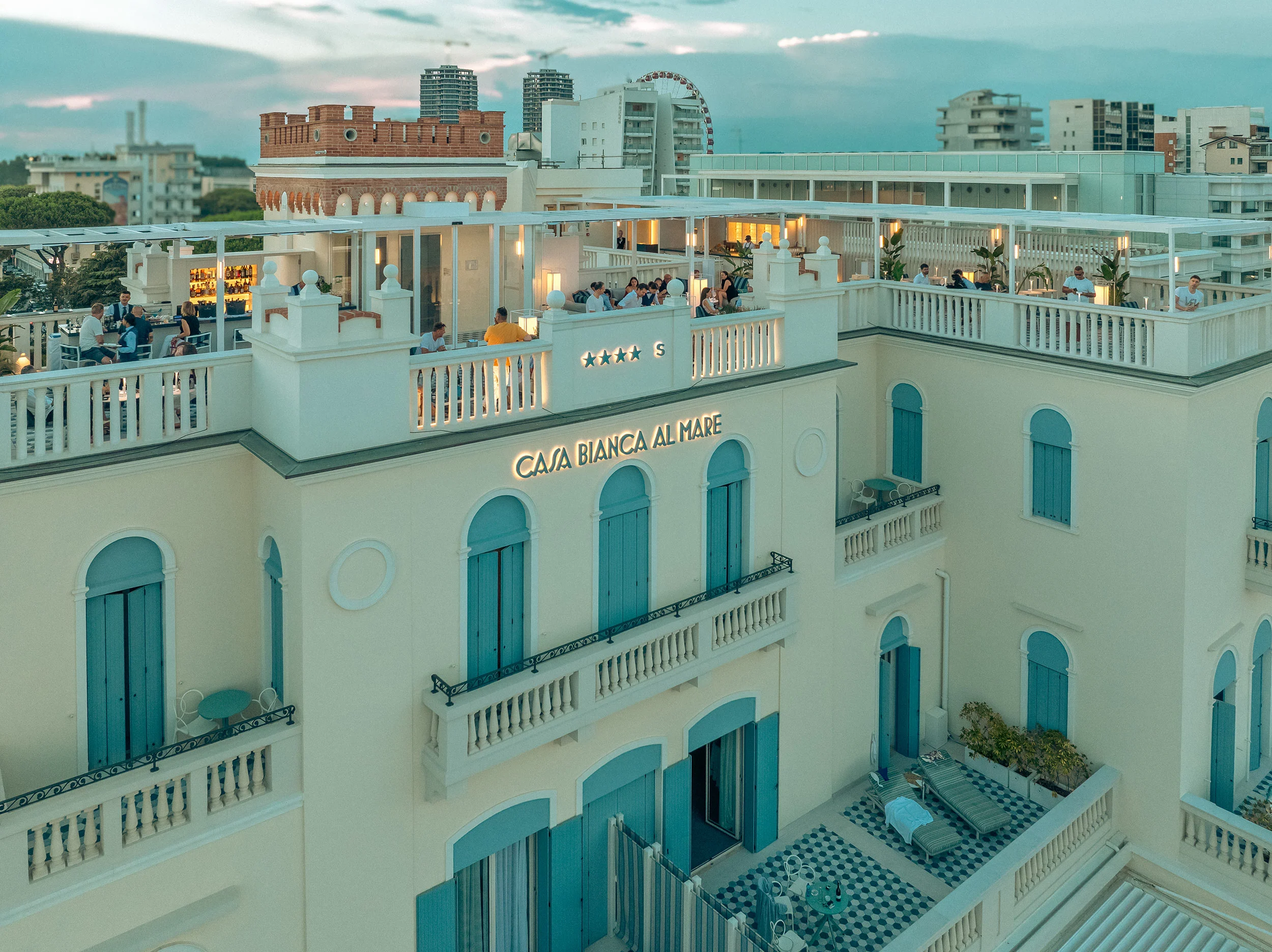 Jesolo, apre 1923 Seaview Lounge: il nuovo rooftop affacciato sull’Adriatico