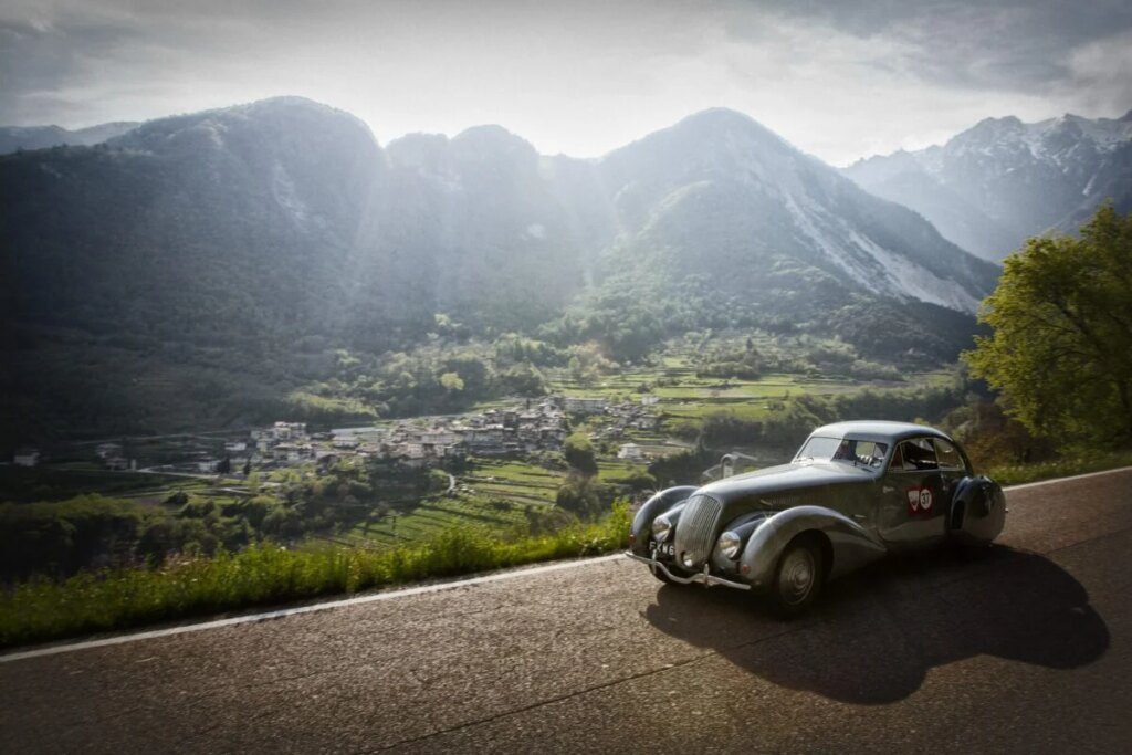 Louis Vuitton torna in corsa: sulle Dolomiti sfilano le auto d’epoca più belle del mondo