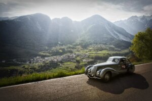 Louis Vuitton torna in corsa: sulle Dolomiti sfilano le auto d’epoca più belle del mondo