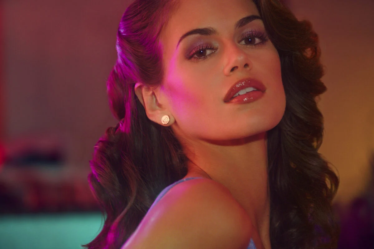 Le schegge riporta su Disney+ il lato più seducente e oscuro della moda anni Ottanta