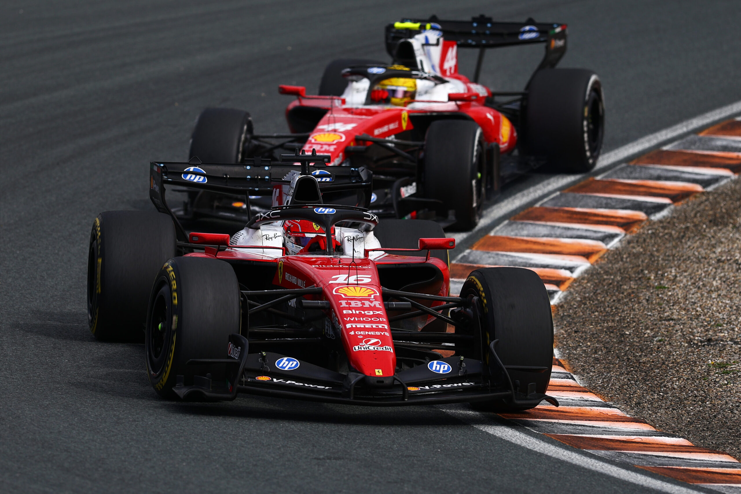 Ferrari col super motore per Monza: Leclerc e Hamilton con tute stile Schumi