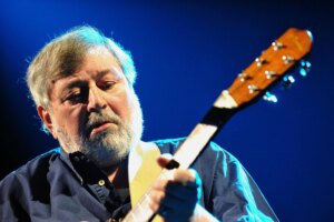 Addio a Francesco Guccini: l’arte di scrivere canzoni che sembravano romanzi