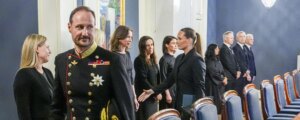 Haakon VIII, il nuovo re che eredita una monarchia in crisi