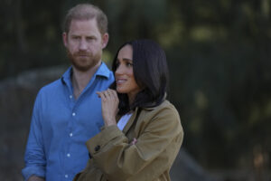 Harry e Meghan sono tornati in Gran Bretagna: atterrati con Archie e Lilibet, nuova vita dopo sei anni