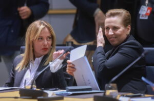 Meloni e Frederisken insieme contro l’immigrazione irregolare, mentre i servizi spagnoli rinnovano l’allarme per un nuovo assalto a Ceuta