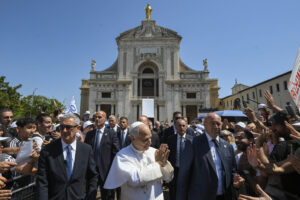 Pope Leo overwhelmed by the affection of the young people in Assisi: the embrace of the crowd outside the Basilica