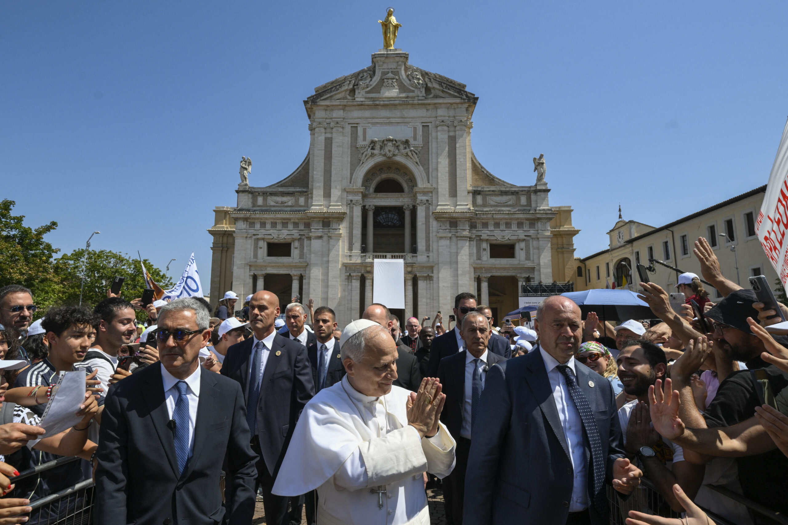 Pope Leo overwhelmed by the affection of the young people in Assisi: the embrace of the crowd outside the Basilica